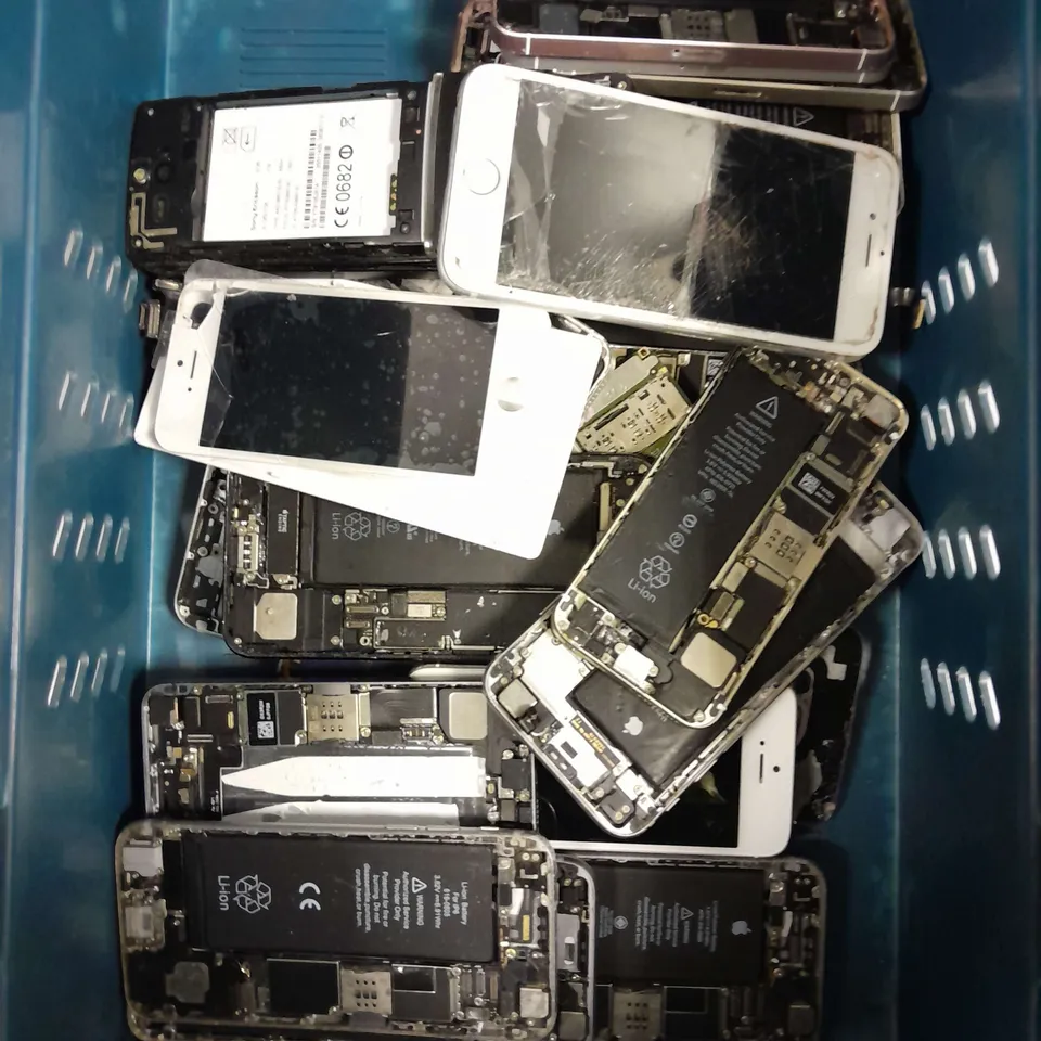 APPROXIMATELY 20 ASSORTED DISASSEMBLED SMARTPHONES IN VARIOUS MODELS 