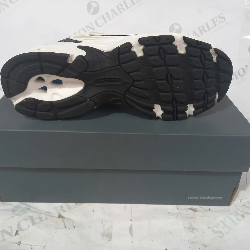 BOXED PAIR OF NEW BALANCE 530 SHOES IN WHITE/BLACK/GOLD UK SIZE 6.5