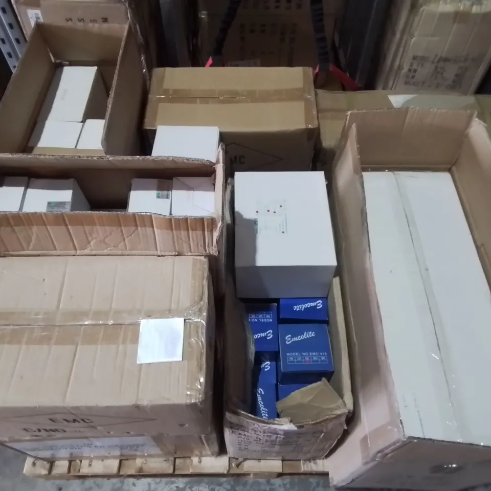 PALLET CONTAINING 11 MULTIPACK BOXES OF ASSORTED LIGHTING ITEMS TO INCLUDE 3-LAMP CEILING LIGHT, DOWNLIGHT AND SPOTLIGHTS