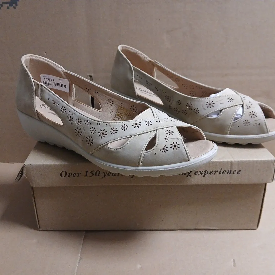 BOXED PAIR OF CUSHION-WALK PEEP TOE LOW WEDGE SLIP-ON SHOES IN TAUPE SIZE 7