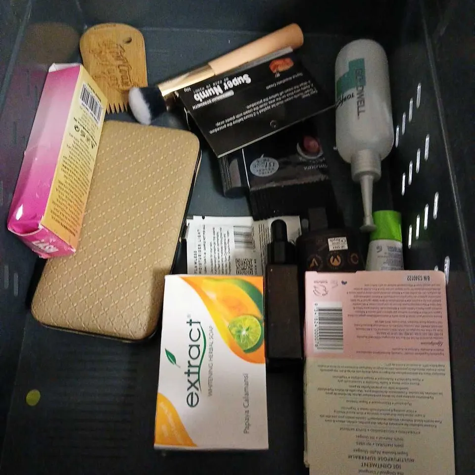 APPROXIMATELY 20 ASSORTED COSMETIC PRODUCTS INCLUDE - ELVIVE HYDRA PURE CONDITIONER - MANSCAPED CROP REVIVER - UPCIRCLE SHAMPOO CREME - ETC