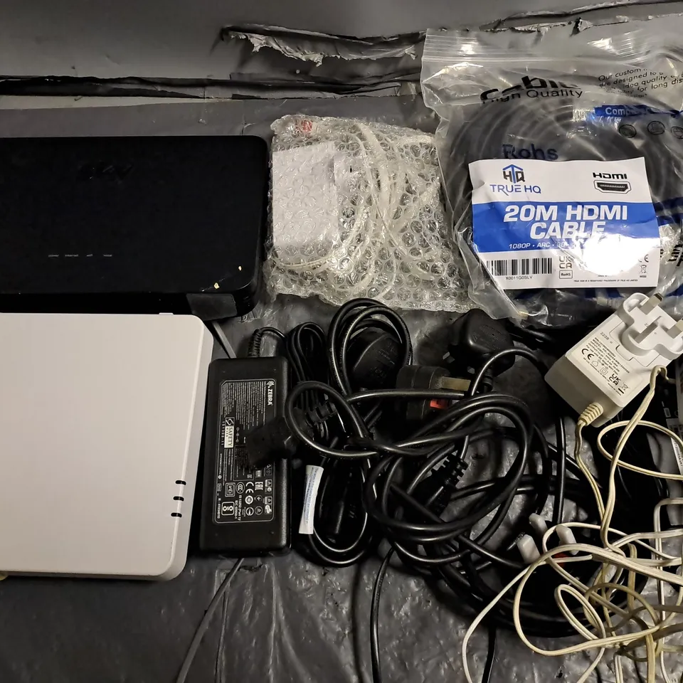 LOT OF ASSORTED TECH ITEMS TO INCLUDE 20M HDMI CABLE, POWER ADAPTERS AND SKY ROUTER