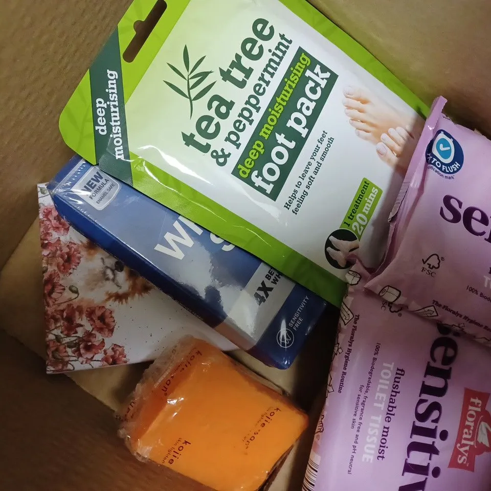 APPROXIMATELY 10 ASSORTED HEALTH AND BEAUTY PRODUCTS TO INCLUDE GILLETTE FUSION 5 JAHRE EDITION, LOREAL ELVIVE 8 SECOND WONDER WATER, MANICURE TOOL SET, DR SQUATCH ALPINE SAGE SOAP