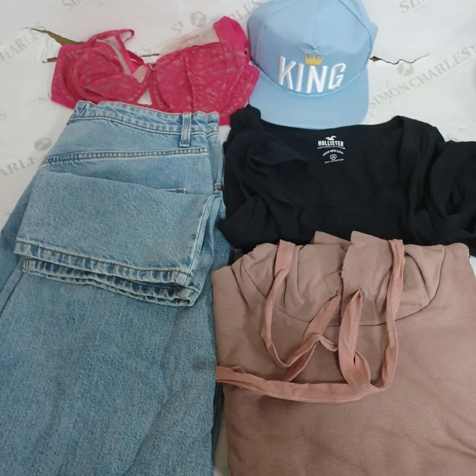 BOX OF APPROXIMATELY 22 ASSORTED CLOTHING ITEMS TO INCLUDE - HAT , JEANS , BRA ETC