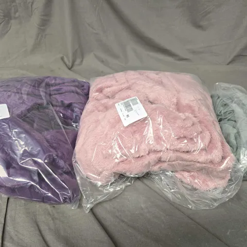 APPROXIMATELY 10 ASSORTED CLOTHING PRODUCTS TO INCLUDE DRESSING GOWN, LOUNGEWEAR ETC