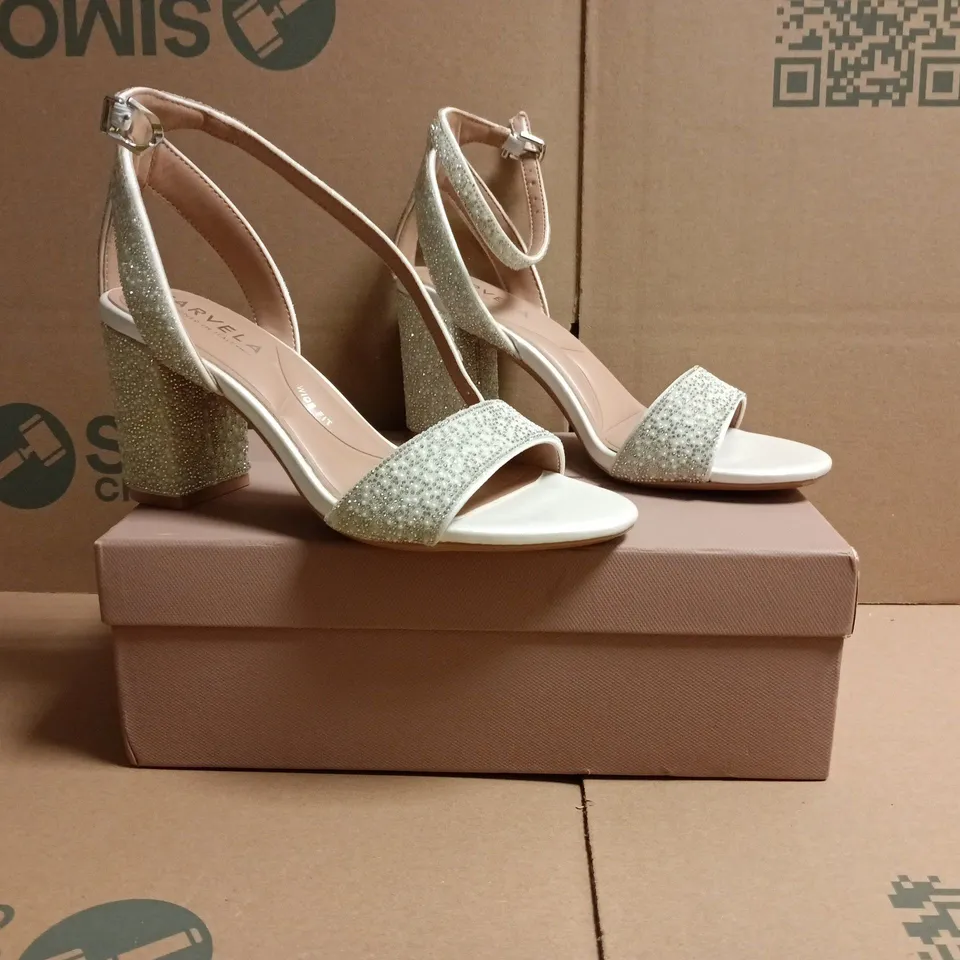 BOXED PAIR OF CARVELA OPEN TOE KIANNI WIDE FIT BLOCK HEEL SANDALS IN WHITE W. DIAMANTE EFFECT SIZE EU 39