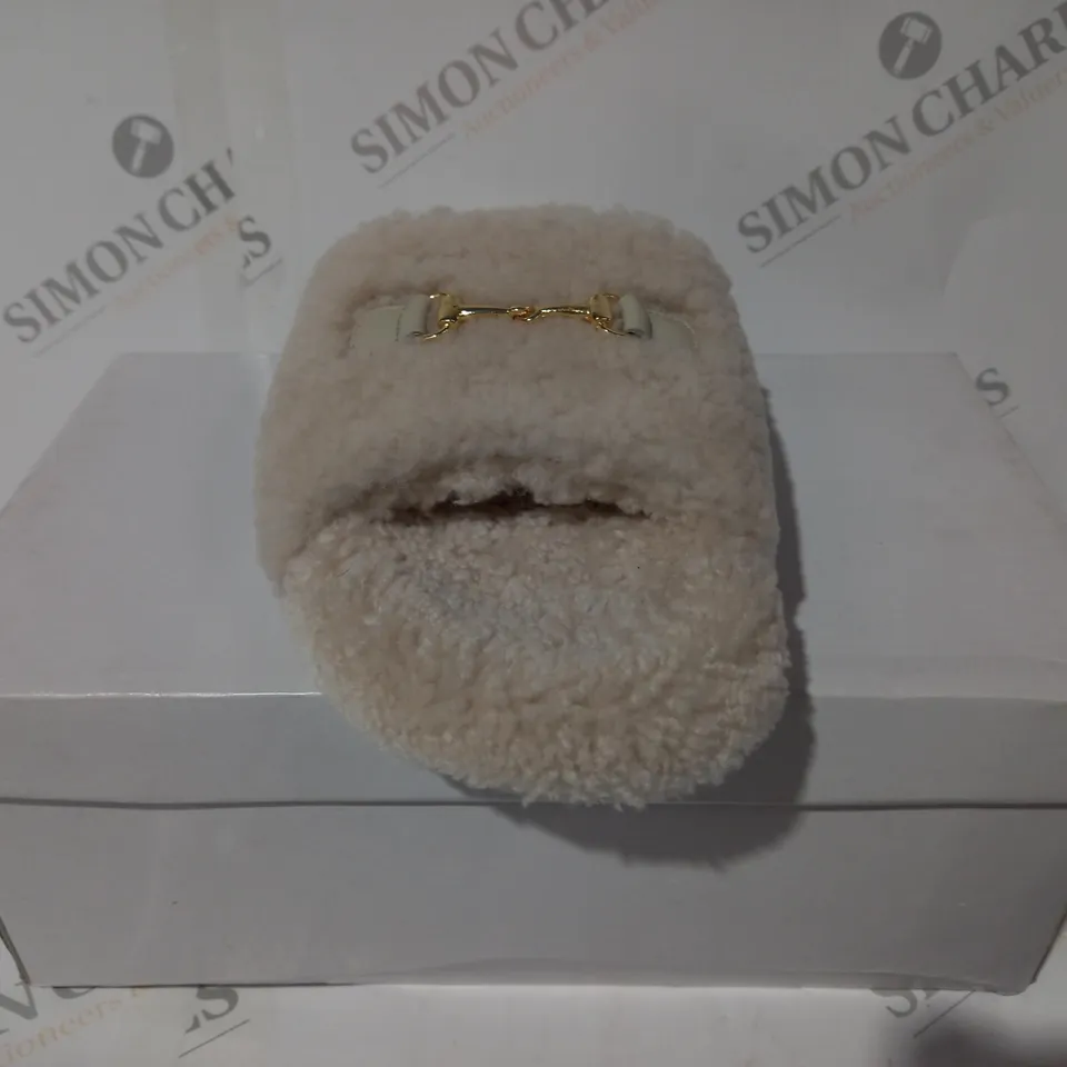 BOXED PAIR OF ADAMSBRO FLEECE SLIPPERS W. GOLD EFFECT DETAIL IN OFF WHITE EU SIZE 40