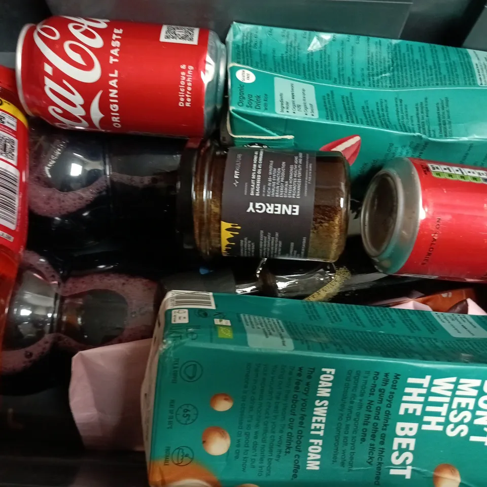 APPROXIMATELY 12 ASSORTED FOOD & DRINK ITEMS TO INCLUDE LUCOZADE ENERGY, RED BULL, GRIND HOUSE BLEND, ETC - COLLECTION ONLY