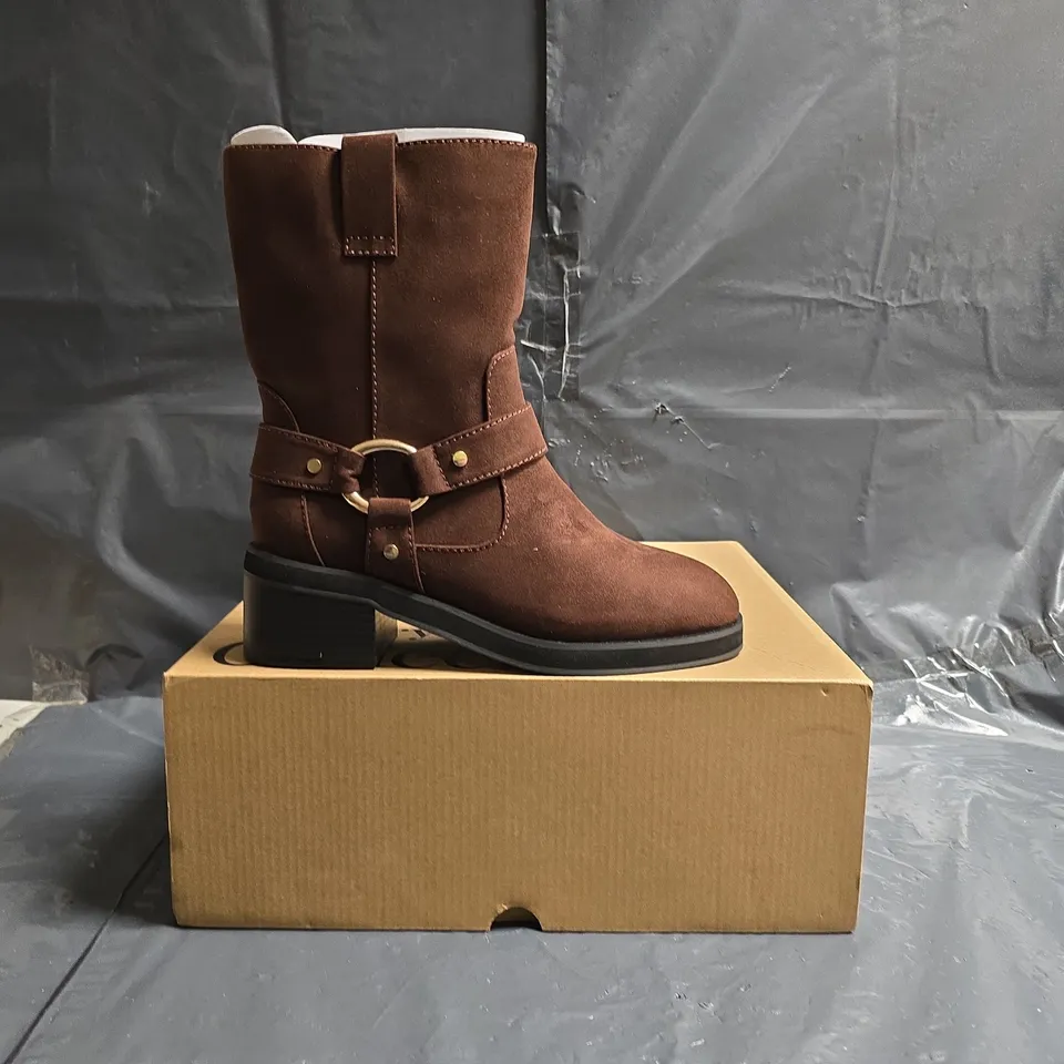 BOXED PAIR OF UNBRANDED LOW BLOCK HEEL ANKLE BOOTS IN BROWN SIZE 4