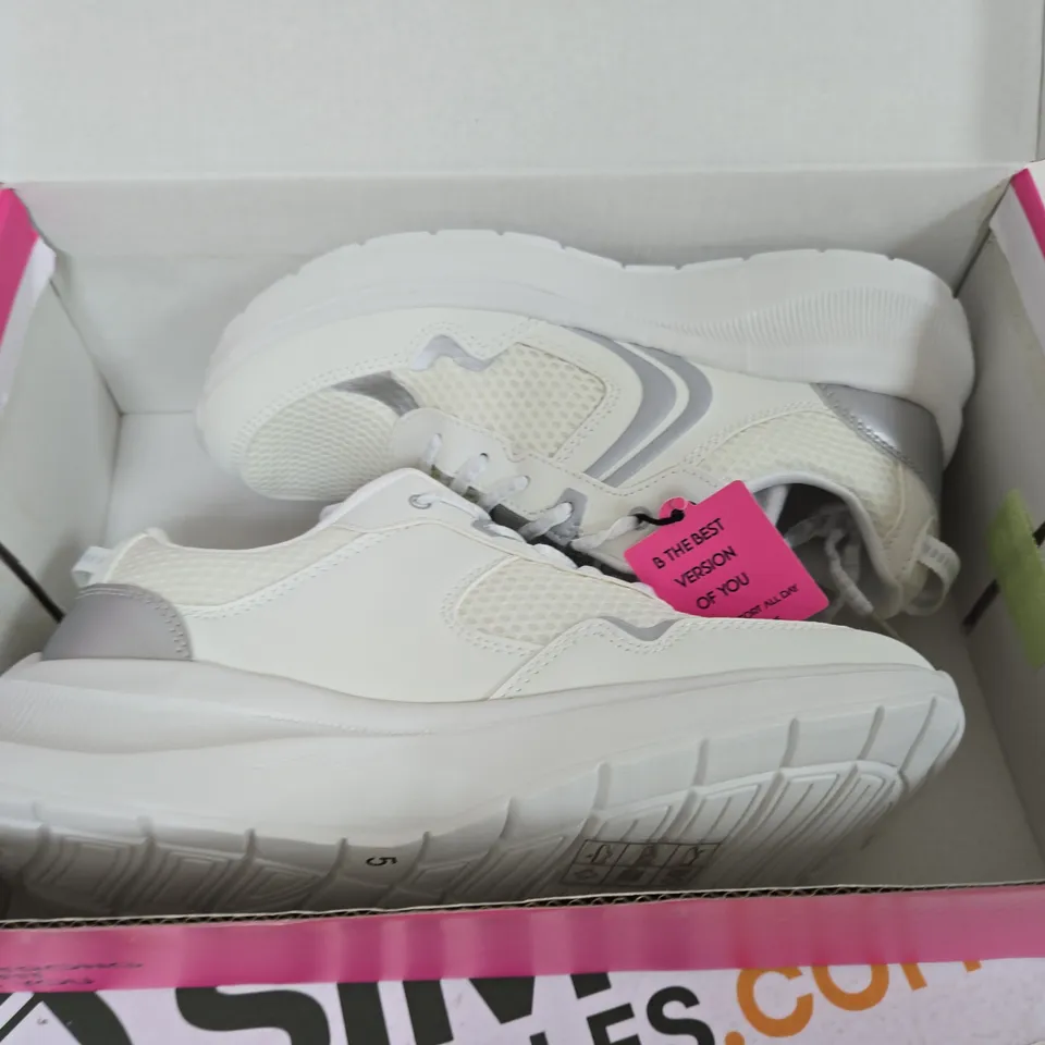 B MOVE B3475 WHITE SNEAKERS – UK SIZE 5, BOXED