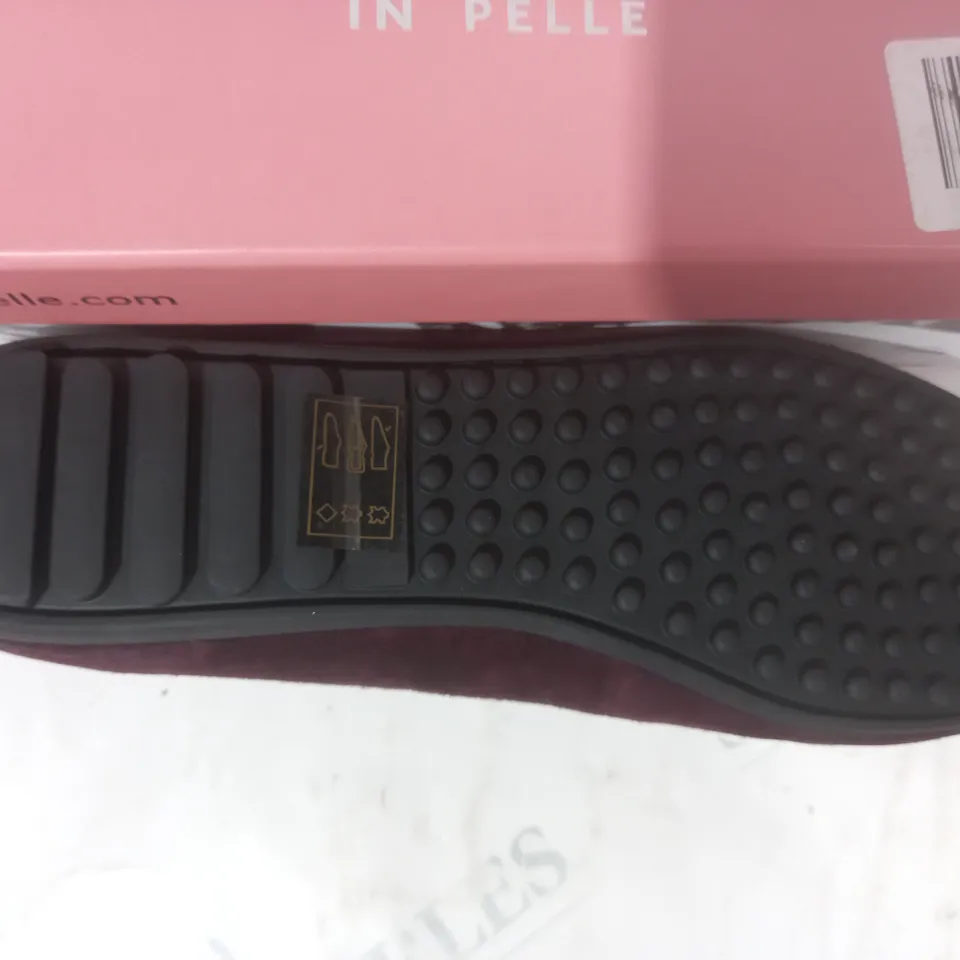 BOXED PAIR OF MODA IN PELLE ETHELIA SUEDE SHOES IN BURGUNDY SIZE 7