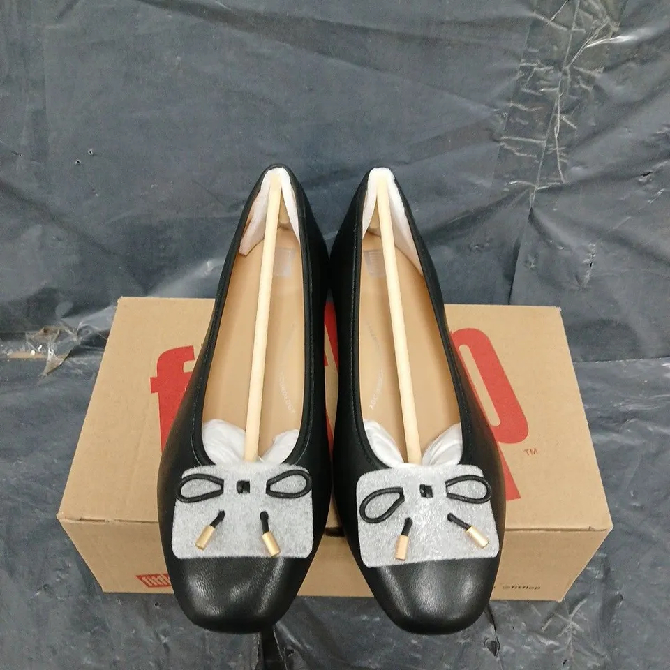 BOXED PAIR OF FITFLOP DELICATO BOW SOF LEATHER BALLET SHOES - UK SIZE 5.5