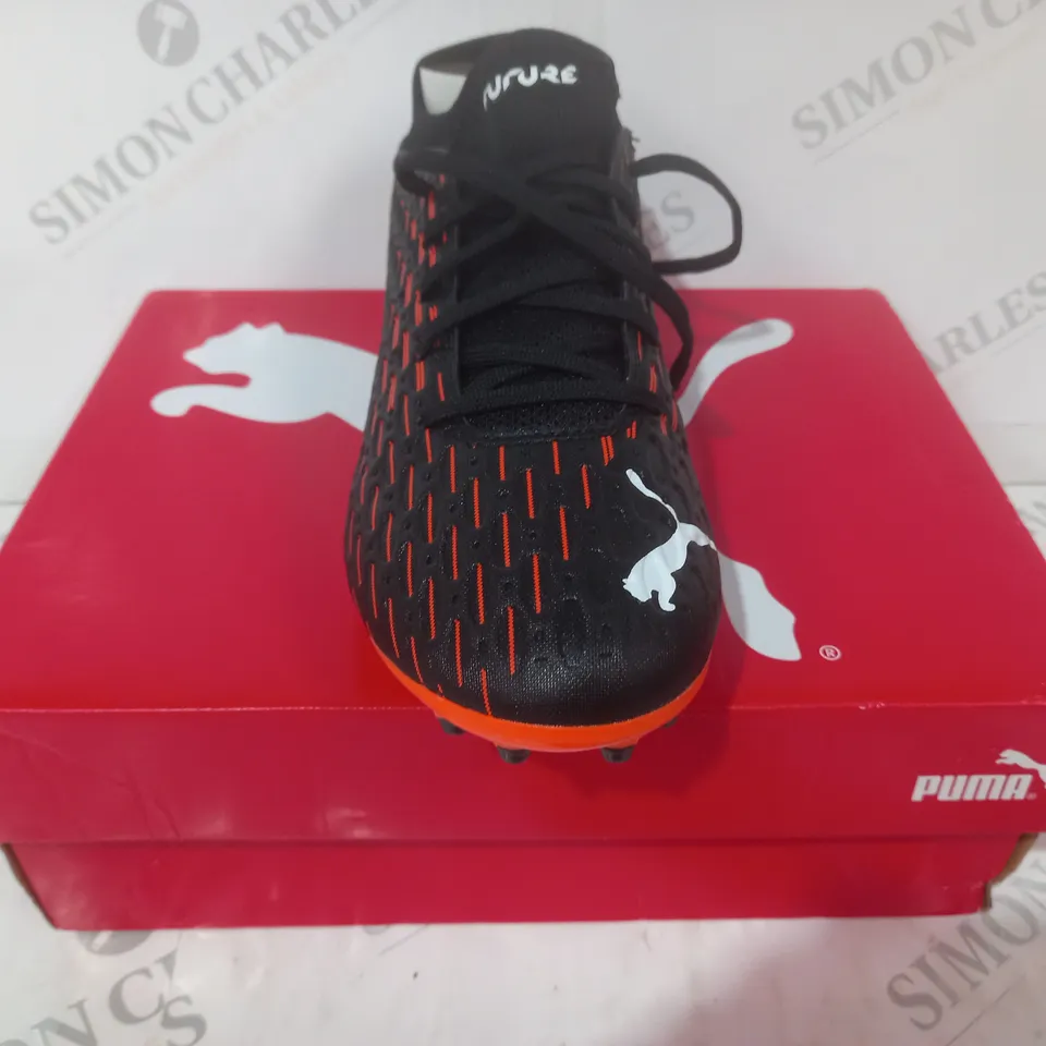 BOXED PAIR OF PUMA FUTURE 6.4 SHOES IN BLACK/ORANGE UK SIZE 8.5