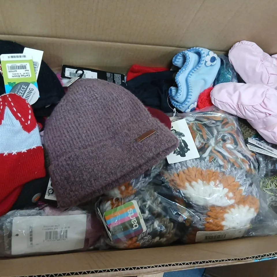APPROXIMATELY 179 ITEMS OF ASSORTED CLOTHING AND ACCESSORIES TO INCLUDE; PROTEST CABLE BEANIE, WEST BEACH BOOZECAN BELT, COAL THE CREW, NEFF JET CAP, BARTS KIDS NOVELTY BEANIES AND TYR BOYS RACER