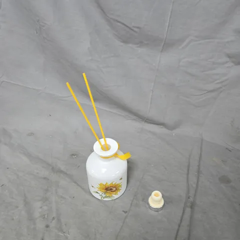 BOX OF APPROXIMATELY 20 ASSORTED ITEMS TO INCLUDE: REED DIFFUSER AND DOORNADO