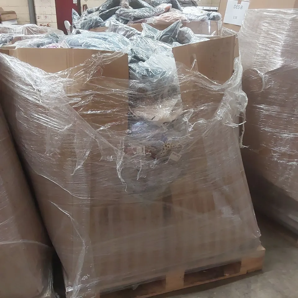 PALLET CONTAINING APPROXIMATELY 450x BRAND NEW ASSORTED DESIGNER CLOTHING ITEMS