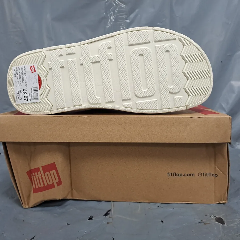 BOXED PAIR OF FITFLOP ROE-POST BUCKLE SANDALS IN WHITE SIZE UK 7