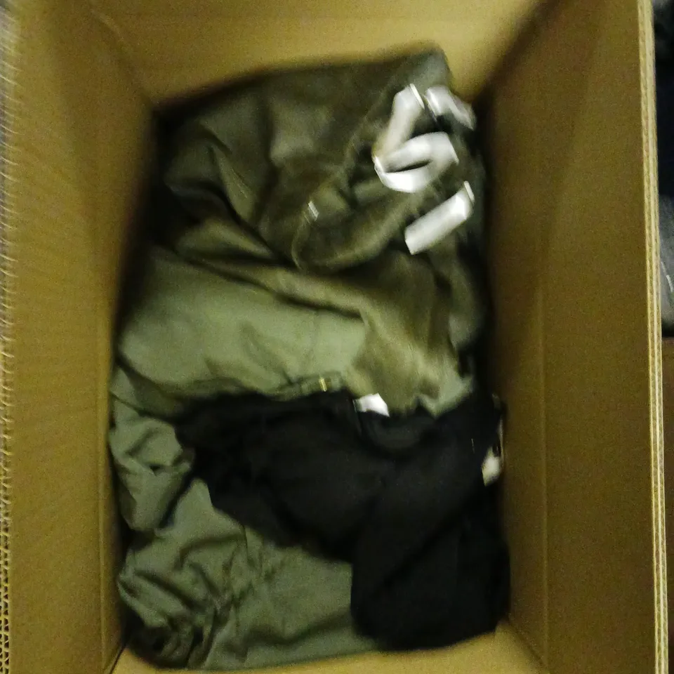 BOX OF APPROXIMATELY 10 ASSORTED CLOTHING AND FASHION ITEMS IN VARIOUS STYLES, SIZES, AND COLOURS / COLLECTION ONLY 