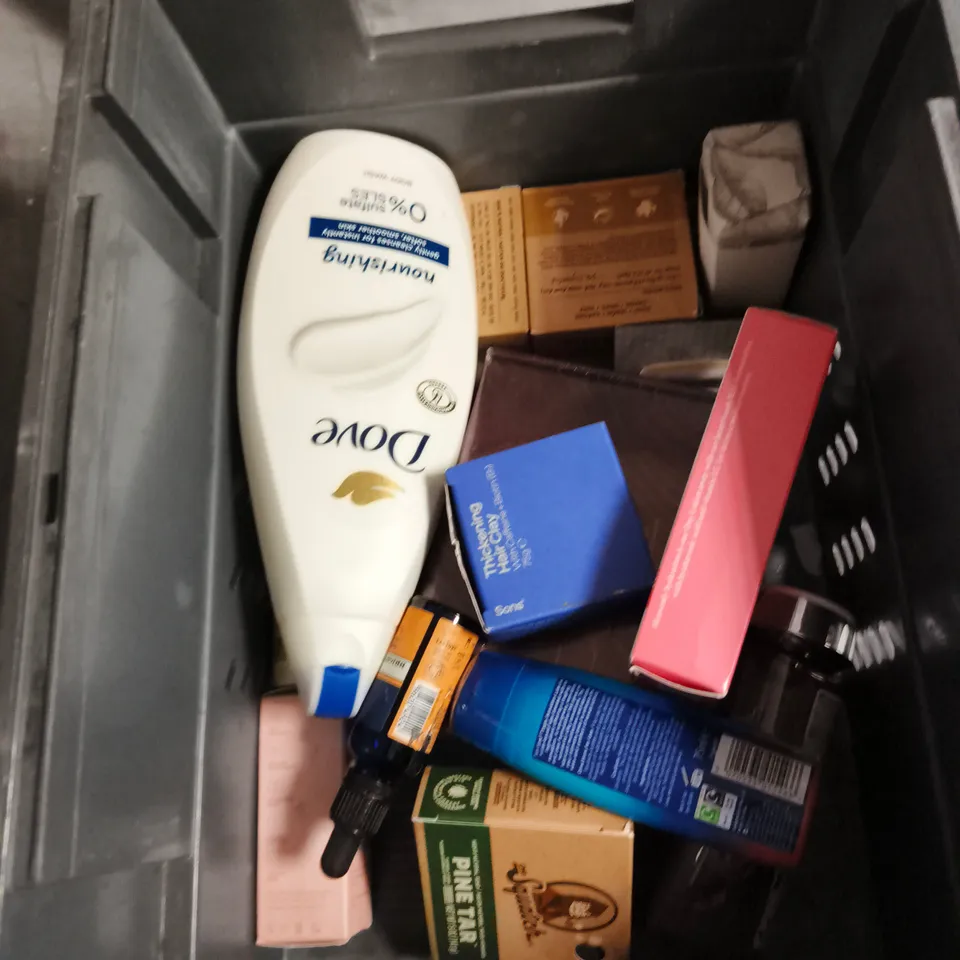 APPROXIMATEY 20 ASSORTED HEALTH AND BEAUTY PRODUCTS TO INCLUDE - DOVE BODY WASH - CHILD'S FARM HAIR & BODY WASH AND COLGATE MAX WHITE TOOTHPASTE