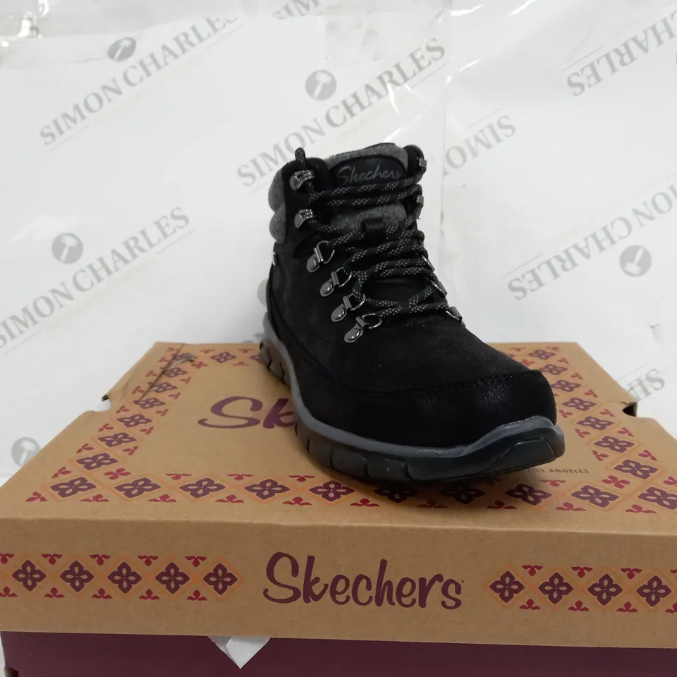 BOXED PAIR OF SKECHERS SYNERGY WARM BOOTS, BLACK - SIZE 5