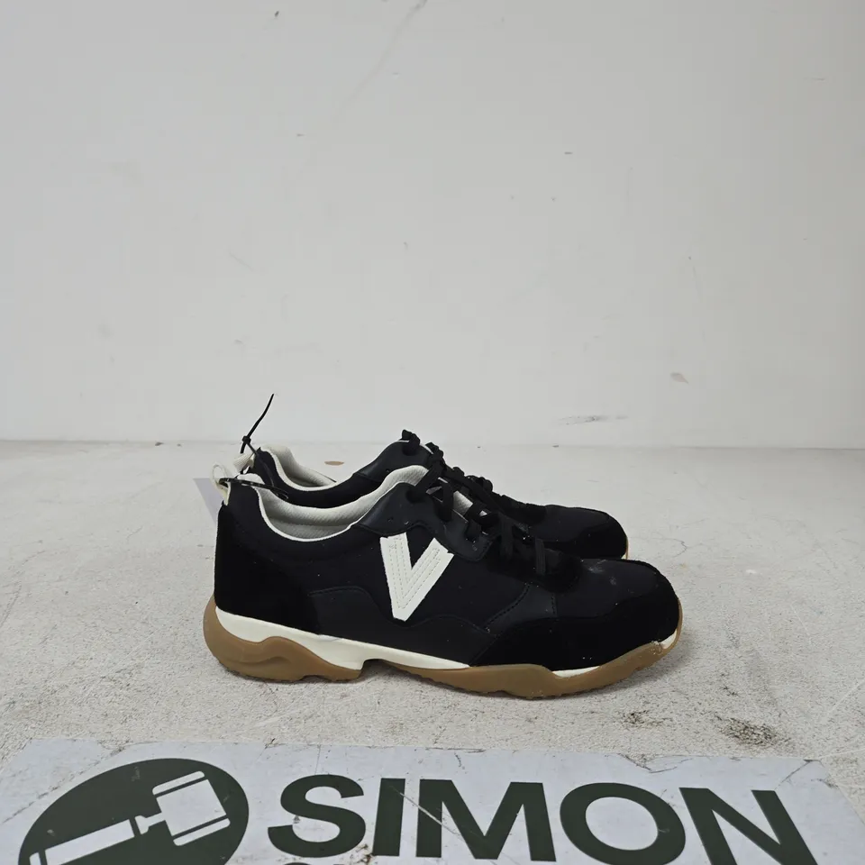 VIONIC BLACK SNEAKERS WITH WHITE V-SHAPED LOGO AND GUM SOLE UK SIZE 8