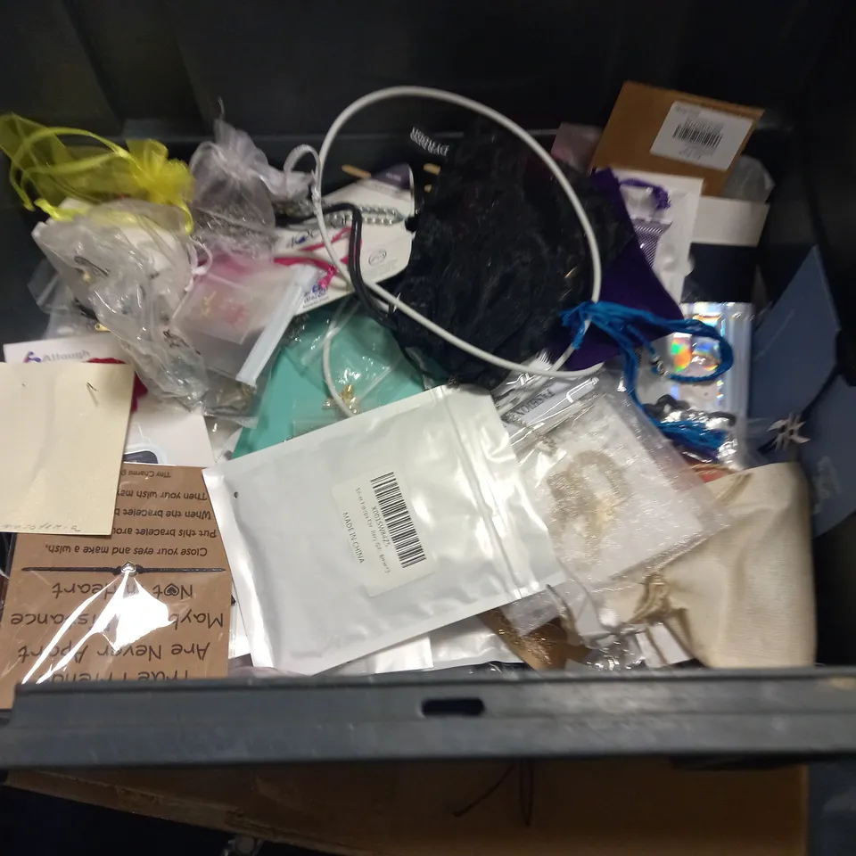 LOT OF ASSORTED JEWELLERY ITEMS TO INCLUDE MONICA VINADER, M&S AND OLIVER BONAS