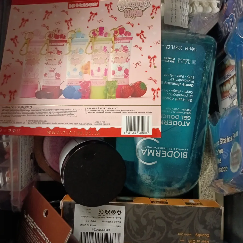 APPROXIMATELY 15 ASSORTED HEALTH & BEAUTY PRODUCTS TO INCLUDE BODY WASH, TREE HUT SCRUB, ANTI-DANDRUFF SHAMPOO ETC 