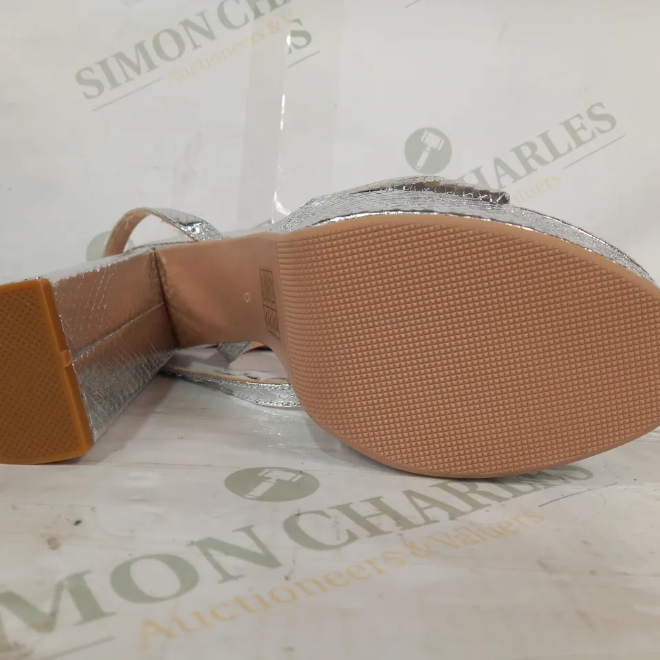 BOXED PAIR OF MISSPAP KNOT EXTREME PLATFORM BLOCK HIGH HEELS IN METALLIC SILVER SIZE 6