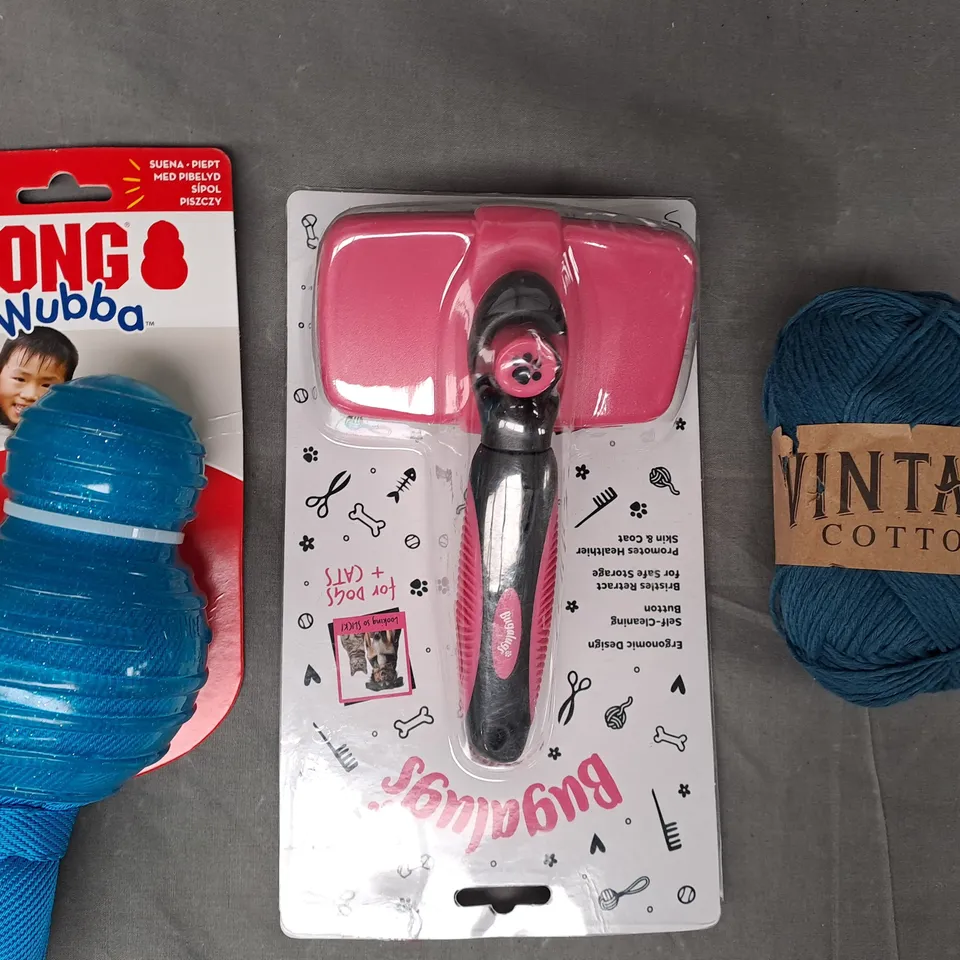 BOX OF APPROXIMATELY 12 ASSORTED HOUSEHOLD ITEMS TO INCLUDE KONG WUBBA PET TOY, BUGALUGS SLICKER BRUSH, ETC