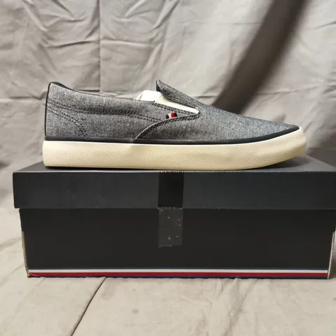 BOXED PAIR OF TOMMY HILFIGER LOW SLIP-ON SHOES IN NAVY SIZE UK 6.5