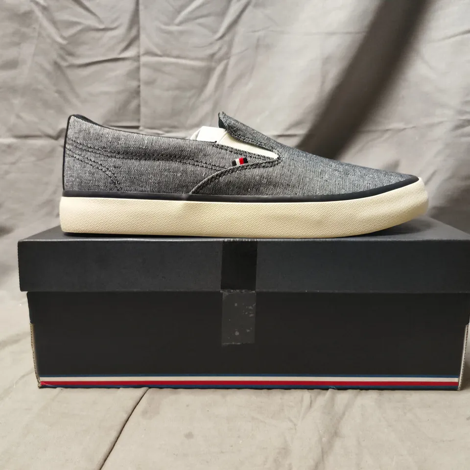 BOXED PAIR OF TOMMY HILFIGER LOW SLIP-ON SHOES IN NAVY SIZE UK 6.5