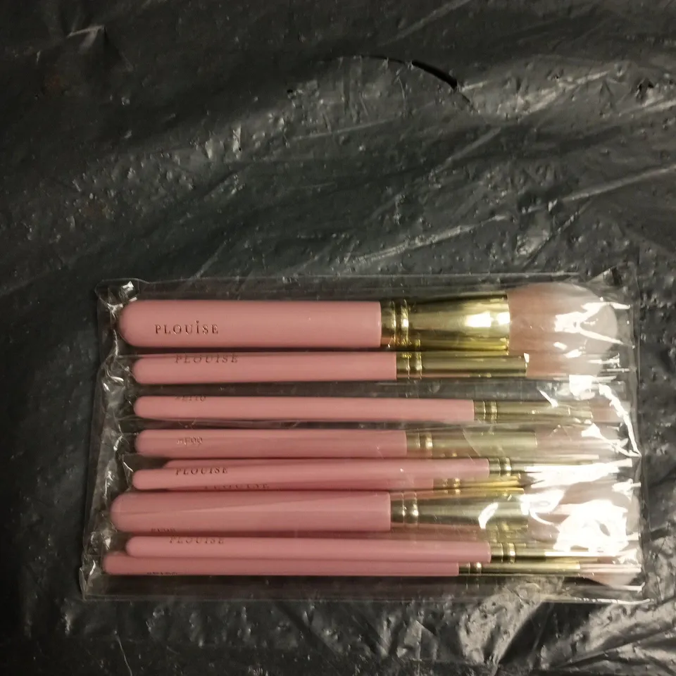 APPROXIMATELY 10 ASSORTED P.LOUISE MAKE UP BRUSHES PINK