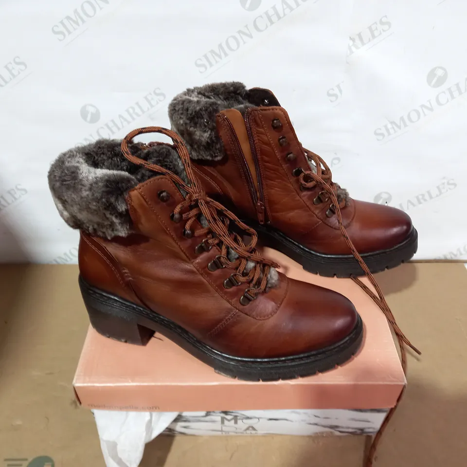 BOXED PAIR OF MODA IN PELLE BROWN BOOTS - SIZE 40 