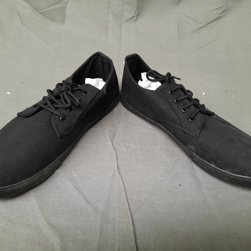 BOX OF APPROXIMATELY 5 PAIRS OF DESIGNER LACE UP SHOES IN BLACK - VARIOUS SIZES