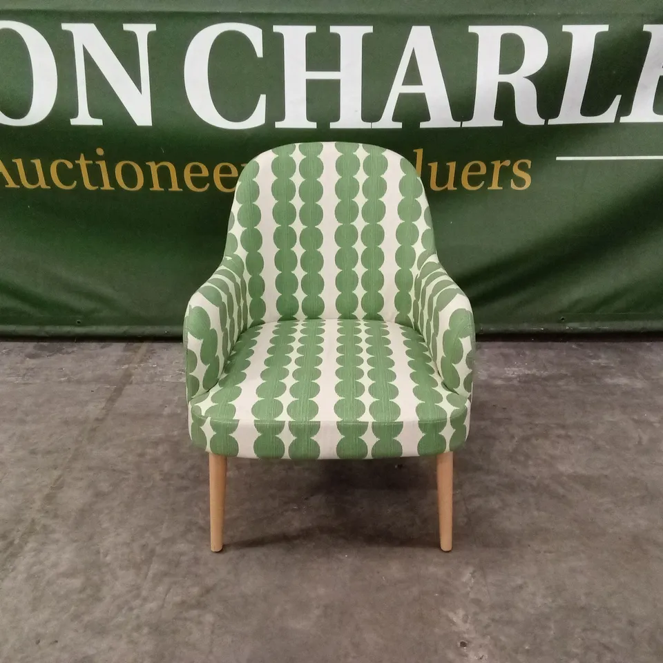 QUALITY DESIGNER DEEP SEAT FABRIC ACCENT CHAIR WITH RETRO PRINT - GREEN