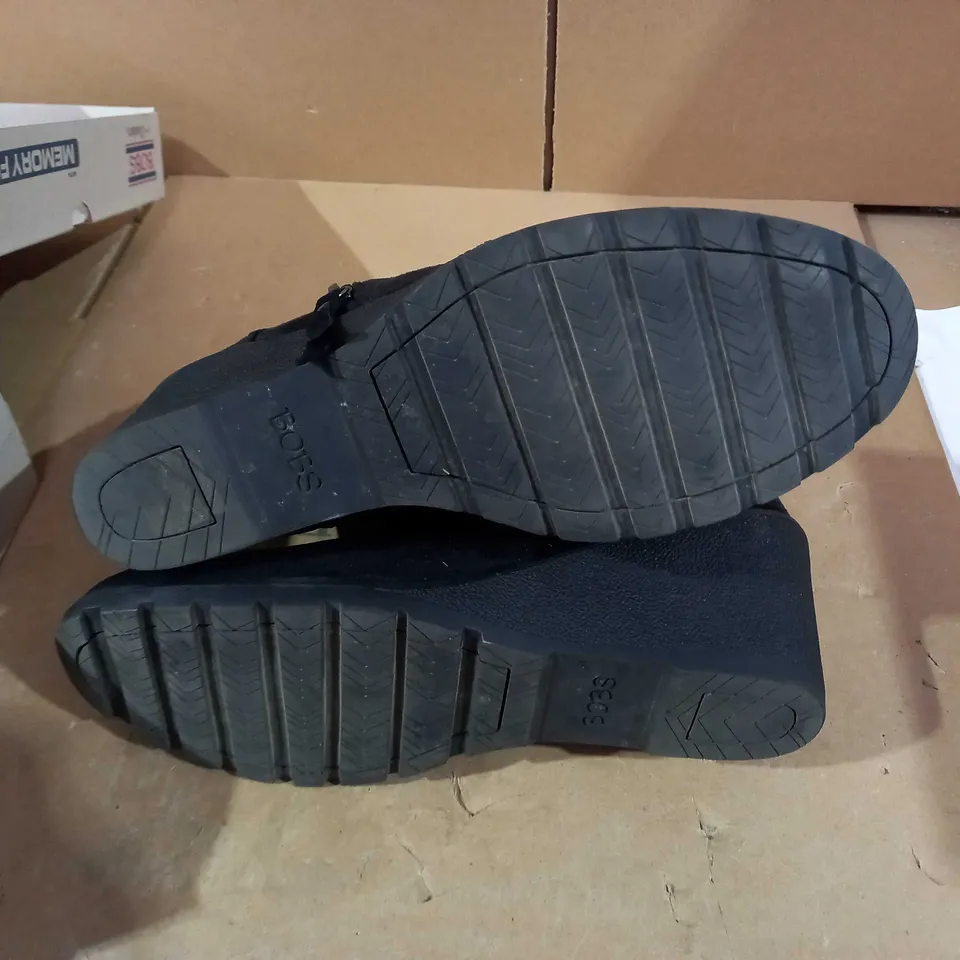 BOXED PAIR OF BOB'S SKECHERS TUMBLE WEED BOOTS BLACK - SIZE 7