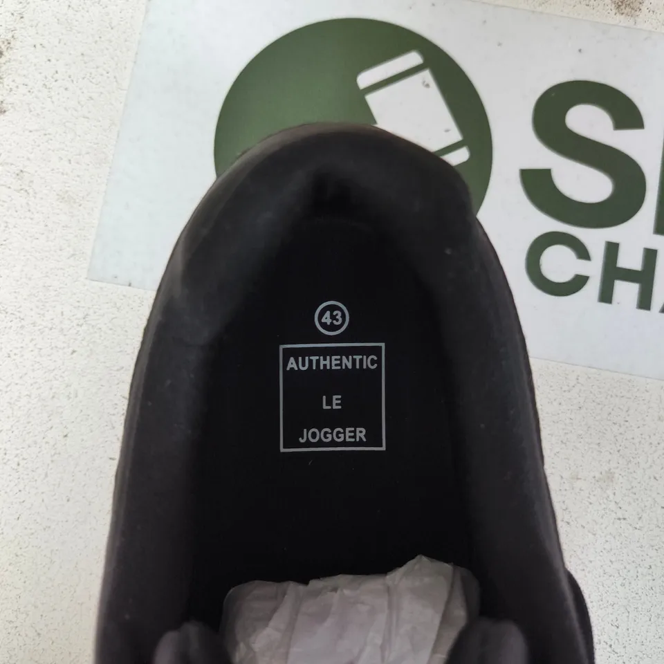 AUTHENTIC LE JOGGER BLACK TRAINERS EU 43 (UK 9.5)