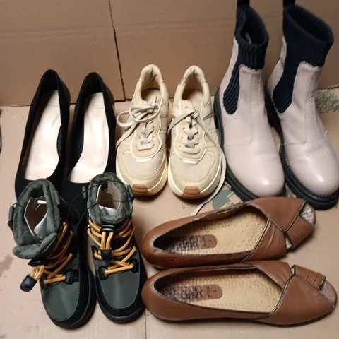 APPROXIMATELY 15 ASSORTED PAIRS OF SHOES AND FOOTWEAR ITEMS IN VARIOUS STYLES AND SIZES TO INCLUDE CAPRICE, ZARA, M&S, ETC