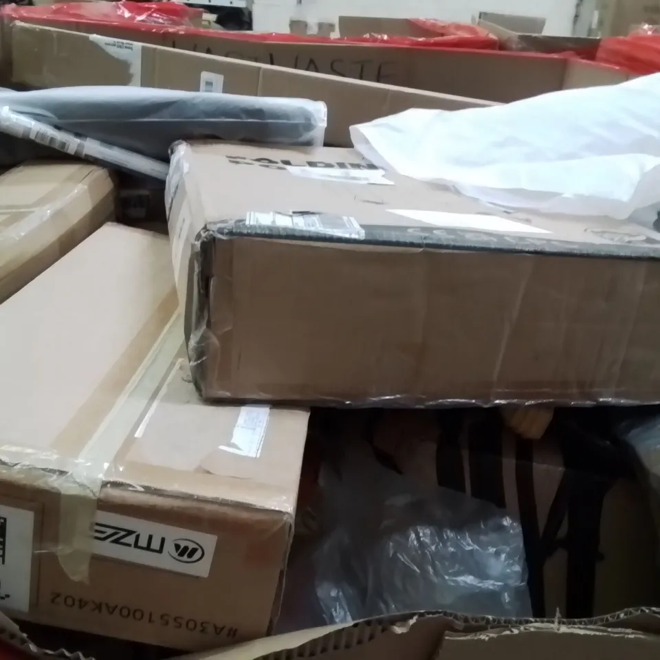 PALLET OF ASSORTED HOUSEHOLD GOODS AND PRODUCTS TO INCLUDE;CUSHION,HOSE AIR REEL,PET TRAVEL BAG