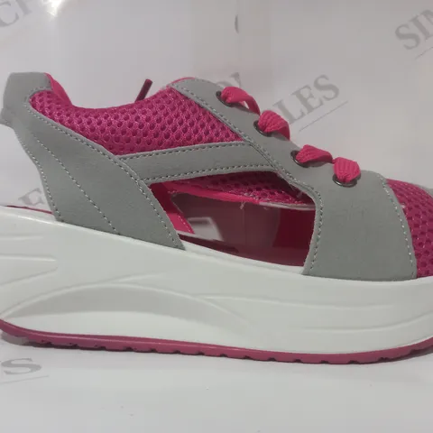 BOXED PAIR OF FASHION OPEN TOE SHOES IN PINK/GREY EU SIZE 37