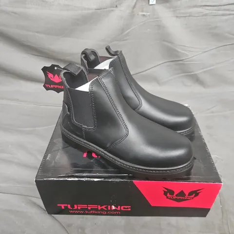 BOXED PAIR OF TUFFKING BLACK LEATHER DEALER BOOT WITH STEEL MIDSOLE & TOECAP IN BLACK - SIZE 6