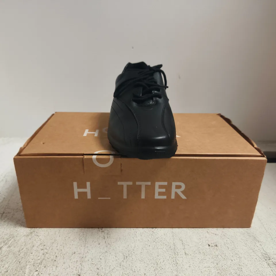 BOXED PAIR OF HOTTER TONE II EXTRA WIDE TRAINERS IN BLACK SIZE UK 7