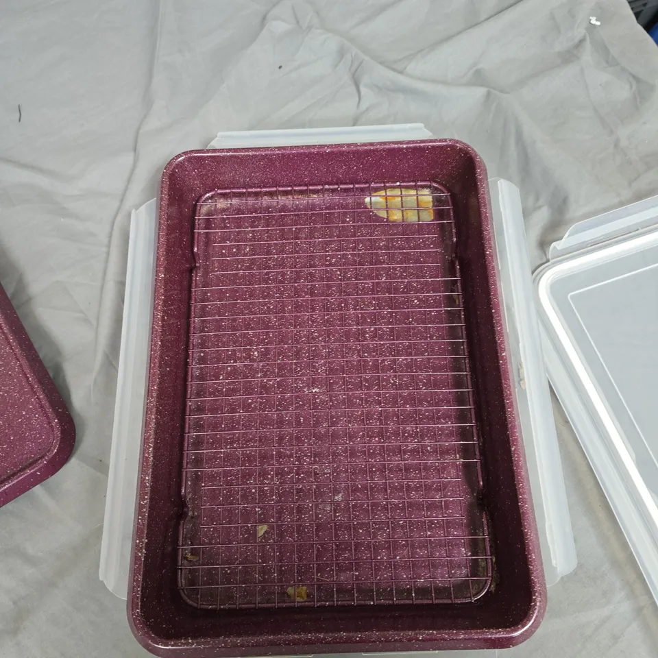 BOX OF APPROXIMATELY 7 ASSORTED ITEMS TO INCLUDE: 2 BAKING TRAYS