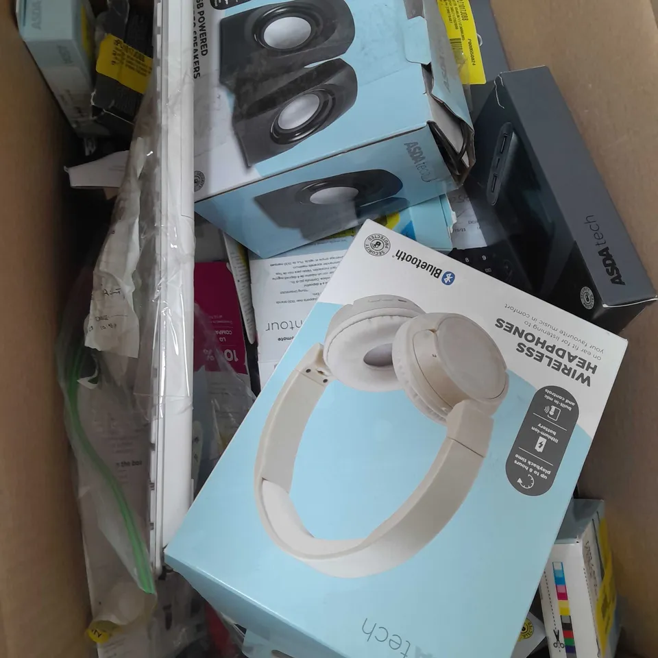 BOX OF APPROXIMATELY 20 ASSORTED ITEMS TO INCLUDE HEADPHONES, KEYBOARD, PORTABLE CHARGER ETC