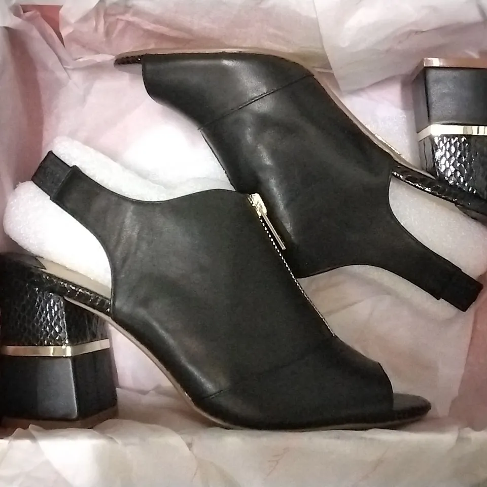 4 SHOE BOXES CONTAINING MODA IN PELLE LOELLA BLACK ZIP FRONT BLOCK HEELED SANDAL - SIZE 6
