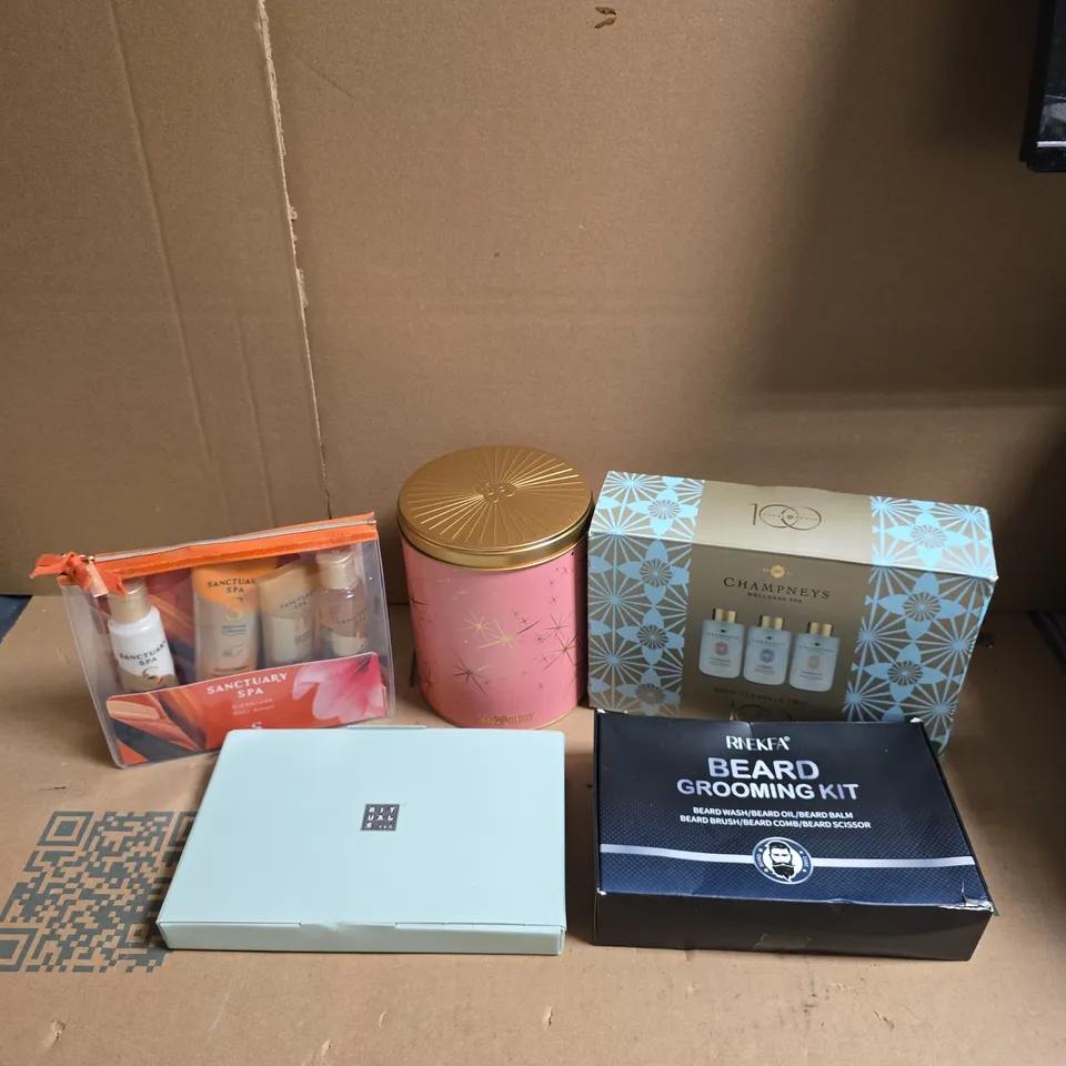 BOX OF APPROXIMATELY 15 BATH AND BODY GIFT SETS TO INCLUDE SANCTUARY SPA, SOAP & GLORY AND CHAMPNEYS