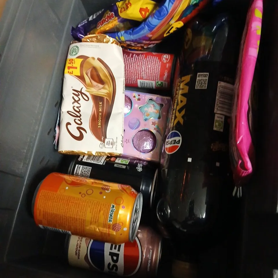 APPROXIMATELY 10 ASSORTED FOOD ITEMS INCLUDING TESCO MIXED NUTS & RAISINS , MIRANDA ORANGE AND BEBETO HAPPY LACES SOUR SWEETS