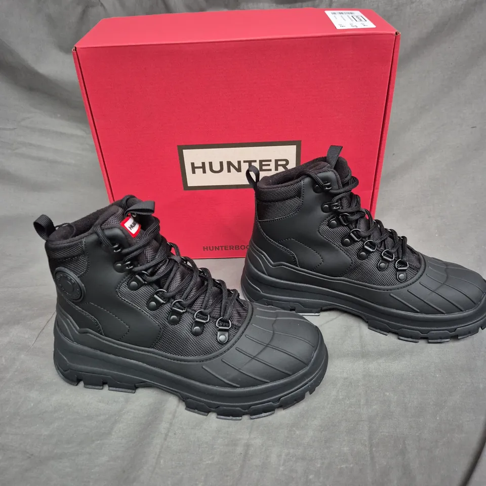 BOXED PAIR OF HUNTER WOMENS EXPOLRER DUCK BOOTS BLACK UK 4