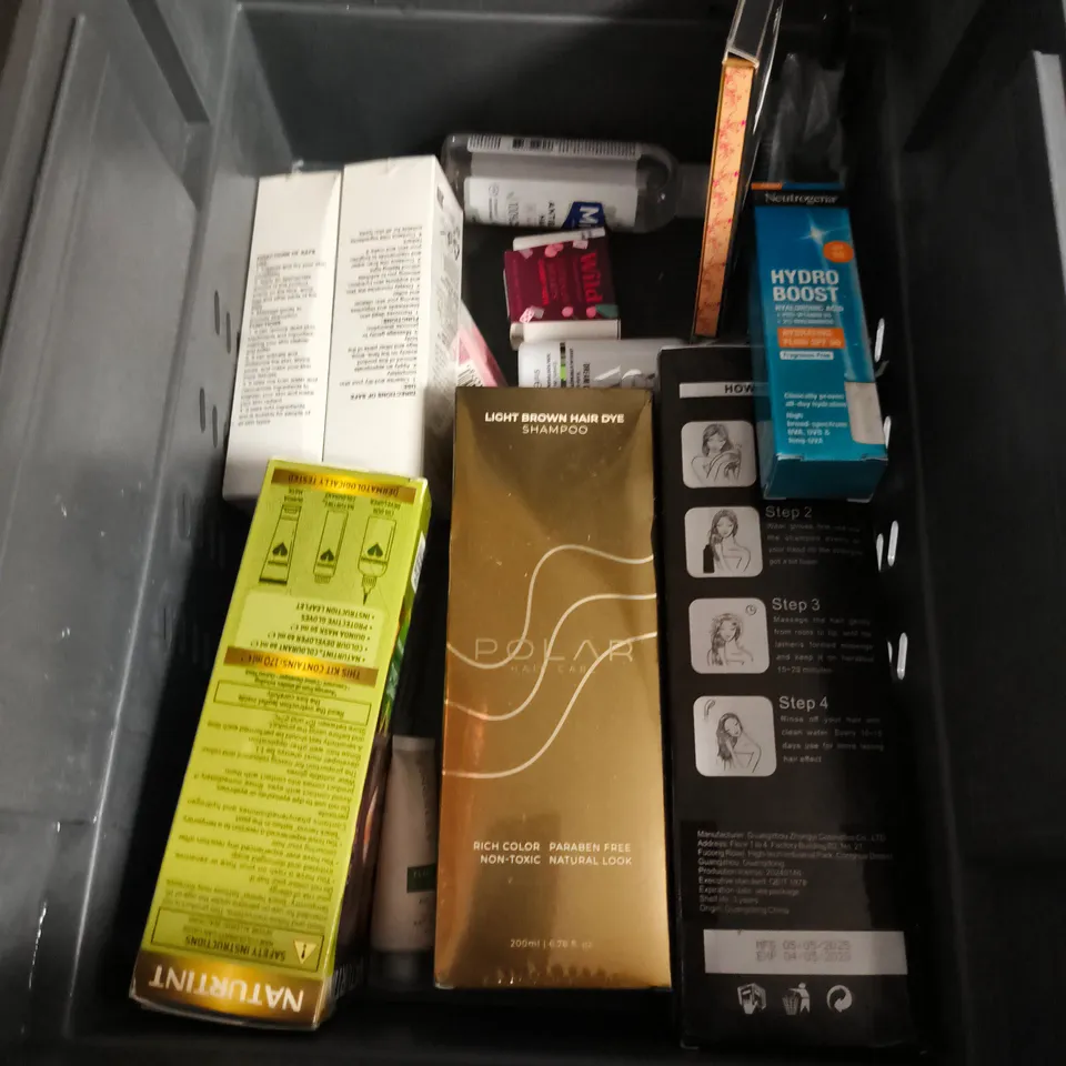 APPROXIMATEY 20 ASSORTED HEALTH AND BEAUTY PRODUCTS TO INCLUDE - N07 STAY PERFECT FOUNDATION IN COOL IVORY - MEDIK8 GENTLE CLEANSE - MAYBELLINE GRIPPY PRIMER - ETC