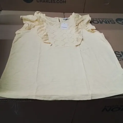 BOXED BRAND NEW APPROXIMATELY 9 SIMPLY BE BRODERIE TOP PALE YELLOW SIZE 18